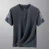 Camiseta Esportiva Masculina de Verão com Três Listras, Manga Curta, Malha de Secagem Rápida, Fina, Respirável, Absorvente de Suor, Camiseta Esportiva Solta e Elástica