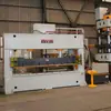 Prensa hidráulica tipo bastidor de 200 toneladas para vehículos de cadena de frío, utilizada para el procesamiento de láminas de metal, incluyendo remachado, punzonado y perforación.; banco de trabajo personalizable disponible