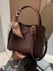 Bolso de Mano Retro Transfronterizo para Mujer 2025 Otoño e Invierno Nuevo Bolso de Hombro de Moda para Salir Bolso Cruzado Tipo Cubo Versátil