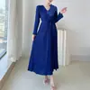 Vestido Feminino Transfronteiriço com Toque de Luxo Leve e High-End, Cor Sólida, Decote em V, Mangas Longas, Caimento Solto, Saia Evasê com Amarração na Cintura, Vestido Midi Estilo Issey Miyake