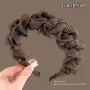 Cor de café com leite tecido plissado presilha de cabelo dentada design de dentes antiderrapante acessório de cabelo feminino suave para combinar em ambientes externos