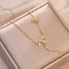 Collar Inalterable Color Acero Titanio Lujo Ligero Diseño de Nicho Gama Alta Versátil Cadena para Clavícula Adornos de Corazón y Mariposa para Mujer Venta al por Mayor