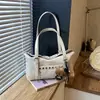 Bolso pequeño popular transfronterizo con remaches para mujer, nuevo bolso cuadrado pequeño de moda versátil 2026 para el hombro, bolso de hombro retro para commuting