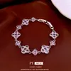 Pulsera con Cierre de Flor de Cuatro Pétalos de Circonita Vintage Moda para el Trabajo Simple Versátil Pulsera Lujo Ligero Nicho Tendencia Nacional Joyería para Mujeres