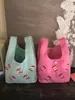 Bolsa de lona de manzana dulce y femenina para mujer, nuevo modelo de verano 2026, alto valor estético, bolso de mano casual de moda