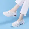 Zapatos de enfermera blancos para mujer con amortiguación de aire en forma de corazón morado, suela gruesa, absorbentes de impactos, suela suave, sin cordones, punta abierta, boca poco profunda, zapatos de trabajo médicos