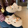 Zuecos de mujer de alta gama con suela gruesa, modelo nuevo de verano 2026 con decoración floral 3D, aumento de altura de plataforma, puntera cerrada, EVA antideslizante
