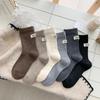 Nuevos Calcetines de Tela con Etiqueta de Dibujo de Cachorro Lindo Color Puro Versátil para Otoño e Invierno 2025 Venta al por Mayor Calcetines de Felpa Estilo Coreano