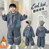 Conjunto de Sudadera con Capucha Rayada Engrosada de Terciopelo Plus para Niños Otoño e Invierno 2026 Nuevo Estilo de Invierno Fresco Estilo Urbano de Dos Piezas Moderno