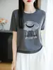 Camiseta Gris de Manga Corta con Cuello Redondo para Mujer, Nuevo Estilo de Verano Dibujo Animado Sombrero de Paja, Elegante y Versátil Camiseta de Punto Top de Media Manga