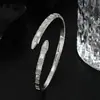 Pulsera de Mano Personalizada de Zirconia Micro-Pavé con Electrochapado de Oro Real para Mujer, Pulsera de Uñas de Mariposa con Letra H de Alta Gama, Pulsera de Lujo Accesible