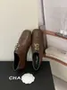 Sapatos Brogue Esculpidos para Mulheres 2026 Primavera Novo Estilo Preto Fivela Dupla Bico Redondo Plano Estilo Britânico Sapatos de Couro Outros