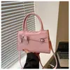 Bolsa de Ombro Única Simples Nova Versátil Moda Nicho 2025 Estilo Casual Primavera Bolsa de Mão com Laço Bolsa Quadrada Pequena