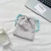 64221 Bolsa de Cetim com Cordão de Bolinhas Macaron com Design de Cordão Contrastante, Estilo Delicado, Armazenamento Portátil para Joias e Acessórios de Cabelo