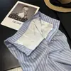 Traje Feminino de Verão com Listras Finas, Gola Peter Pan, Camisa e Shorts 7948