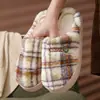 Venta al por mayor del fabricante Pantuflas de algodón para mujer Invierno Hogar Doméstico Interior Cálidas Antideslizantes Suela Gruesa Pantuflas de Lana para Pareja para Hombres Otoño e Invierno