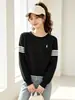 Suéter pullover corto elegante de estilo universitario coreano con bordado de poni, colores contrastantes y rayas en las mangas para uso casual diario.