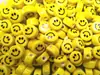Contas cerâmicas redondas e chatas de rosto sorridente amarelo com furo vertical expressão de sorriso acessórios para colar pulseira de miçangas diy feitos à mão