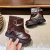 Botas de Chica Retro con Pliegues Gruesas de Caña Alta 2026 Novedad de Otoño Decoración de Remaches Niños Medianos a Grandes Geniales Versátiles Botas de Motociclista