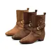 Botas de cano médio western versáteis empilháveis bico redondo 2026 couro novo fivela pregas moda retrô botas de cavaleiro aumento de altura interna