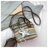Bolsa de Palha Tecida Colorida Contrastante Estilo Boho Feminina 2025 Nova Arco-Íris Moda Portátil Bolsa Mensageiro de Praia Estilo Férias