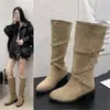 Hebilla de Cinturón Plisada Botas de Caballero Apiladas para Mujer Otoño/Invierno 2026 Nuevas Botas Altas de Tacón Grueso Antideslizantes Botas Largas Vaqueras