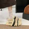 Pantuflas retro de punta abierta con forro de pelo súper increíbles de una sola tira para mujer 2026 nuevo estilo de invierno modernas versátiles pantuflas peludas para persona perezosa