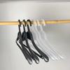 Percha para ropa de mujer de centro comercial barata de plástico ropa de mujer largo 38cm negro ancho de hombro percha antideslizante con barra transversal multifuncional