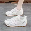 Zapatos de Enfermera de Marca Verano Transpirables Trabajo Blancos 2026 Nuevos para el Trayecto Diario Zapatos de Mujer Versátiles Deportivos Casuales Mujer