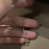 Collar de clavícula de corazón azul pequeño de lujo ligero con un solo diamante, exquisito y versátil para el trabajo, collar para mujer en un estilo minimalista y fresco
