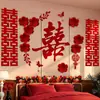 Set de decoración para habitación de boda, incluyendo artículos para el dormitorio de los novios, decoraciones para la pared del cabecero y arreglos florales para crear una atmósfera romántica en la habitación del hotel.