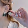 Pendientes de perlas de gardenia retro francesas Super Fairy, elegantes pendientes asimétricos de plata con pintura de aguja, estilo retro de Hong Kong