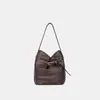 Bolso Cubo "Hebilla de Cierre", Extra Grande, Hecho de Piel de Flor de Primera Calidad, de un Solo Hombro, Estilo Axila