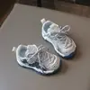 Otoño 2026 Nuevo Estilo Coreano de Moda Versátiles de Malla Suela Suave Antideslizantes de Velcro Tenis para Niños y Niñas