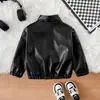 Jaqueta de couro preta para meninos, de fronteira, com gola alta e bolsos duplos, peça externa em couro PU, roupa infantil moderna e estilosa para outono/inverno, fornecimento direto da fábrica