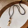 Collar con Colgante de Pez Pequeño de Cerámica y Cordón de Cuero Estilo Coreano Cadena para la Clavícula con Sentido de Lujo Ligero Nicho de Gama Alta Diseño Retro Nicho