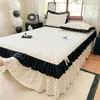Juego de tres piezas de falda de cama tipo A de encaje estilo Hepburn francés de algodón lavado con protector de colchón acolchado grueso y falda de cama de una sola pieza