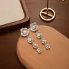 Brincos de Metal Europeus e Americanos Transfronteiriços Agulha de Prata Brincos com Borla Plissada Incrustados com Pérolas Retro Brincos de Luxo Leve de Alta Qualidade