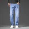 Jeans masculino de cor clara 2024 verão fino respirável solto reto elástico casual plus size calças compridas para homens