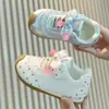 Nuevos estilos de primavera y otoño de zapatillas deportivas para niños, zapatos de princesa de suela blanda para niñas, zapatillas casuales de lunares cubiertas de cuero