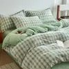 Juego de cuatro piezas de terciopelo de leche con estampado de rayas simples clase A, antiestático para invierno, engrosado para abrigar, y un juego de tres piezas con forro polar adicional para dormitorios