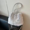 Bolso Extranjero de Felpa Individual para Mujer 2024 Nuevo Otoño e Invierno Combinación Total Estilista Bolso de Hombro Diseño Nicho Bolso Casual de Axila
