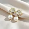 Brincos Pequenos de Flor Chanel com Pérolas Agulha de Prata Luxo Leve Elegantes para Socialites Brincos Elegantes Retrô Moda Elegante Brincos de Alta Qualidade