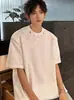 Camiseta de Verão Estilo Americano com Gola Pequena, Ombreiras Acolchoadas, Manga Curta para Homens com Design Único, Botões Metálicos, Resistente, Mangas Caídas Frescas e Estilosas
