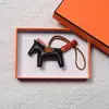 Colgante de Poni de Cuero Genuino Llavero de Cuero Hecho a Mano Piel de Oveja Poni Decoración para Asa de Bolso de Moda Venta al por Mayor