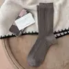 Meias listradas verticais femininas estilo outono e inverno ins versão coreana meias versáteis de cano médio sem costura simples cor sólida material de algodão meias slouch versáteis