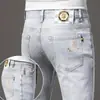 Jeans de alta gama europeos Lyocell Tencel para hombre, verano 2026, delgados, corte ajustado, elásticos, color azul cielo, pantalones largos