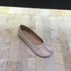 Sapatos de casco de porco com sola reta e dedos divididos, sapatos femininos vermelhos, sapatos de casco de verão 2026 com laço e bico raso