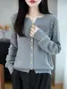 Cárdigan de lana con patchwork de letras y cuello de tijera con diseño único y elementos de patchwork añade un toque de sofisticación al otoño y el invierno
