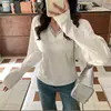 Foto Real de Camisa Camada Interna com Decote V e Renda Estilo Pure Lust para Mulheres Novidade Primavera e Outono 2025 Mangas Longas